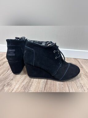 Toms Black Suede Lace-Up desert Wedge Ankle Boots bootie neutral timeless
